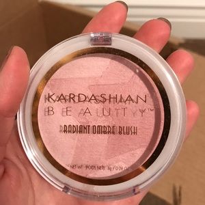 Kardashian face hilighter in pink nudes !