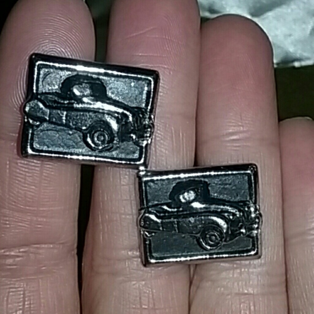 Three dimensional car cufflinks