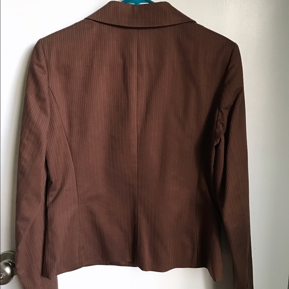 Brown blazer. - Picture 2 of 4