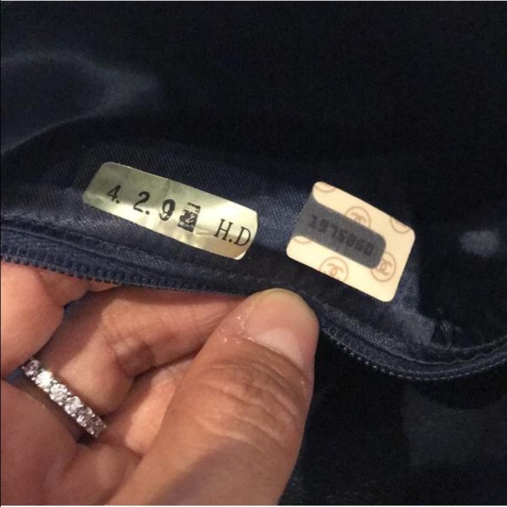 SOLD Chanel navy bag with gold chain - Picture 2 of 4
