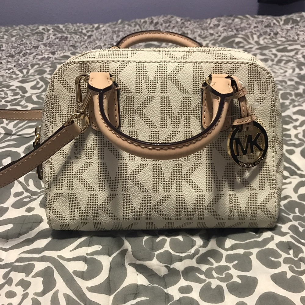 Authentic Michael kors signature vanilla hand bag
