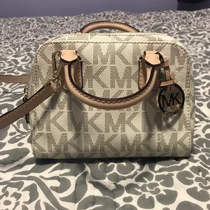 Authentic Michael kors signature vanilla hand bag