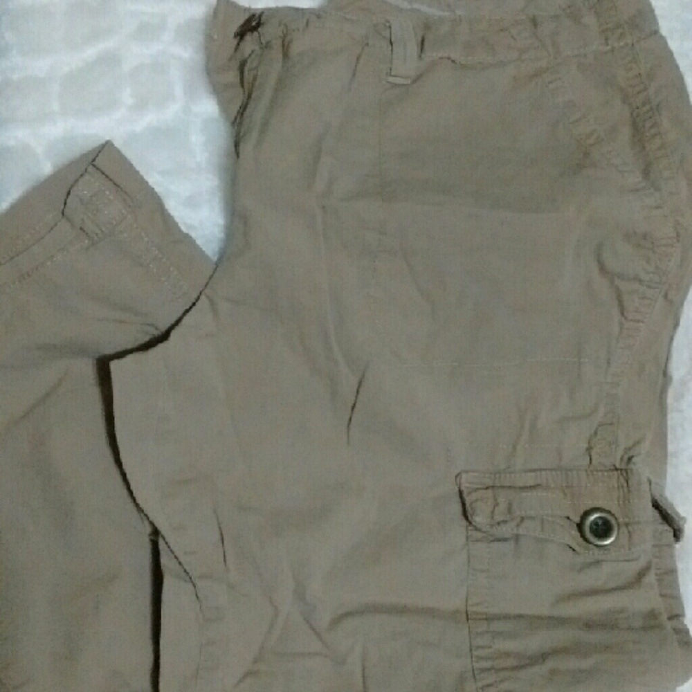Khaki capri's