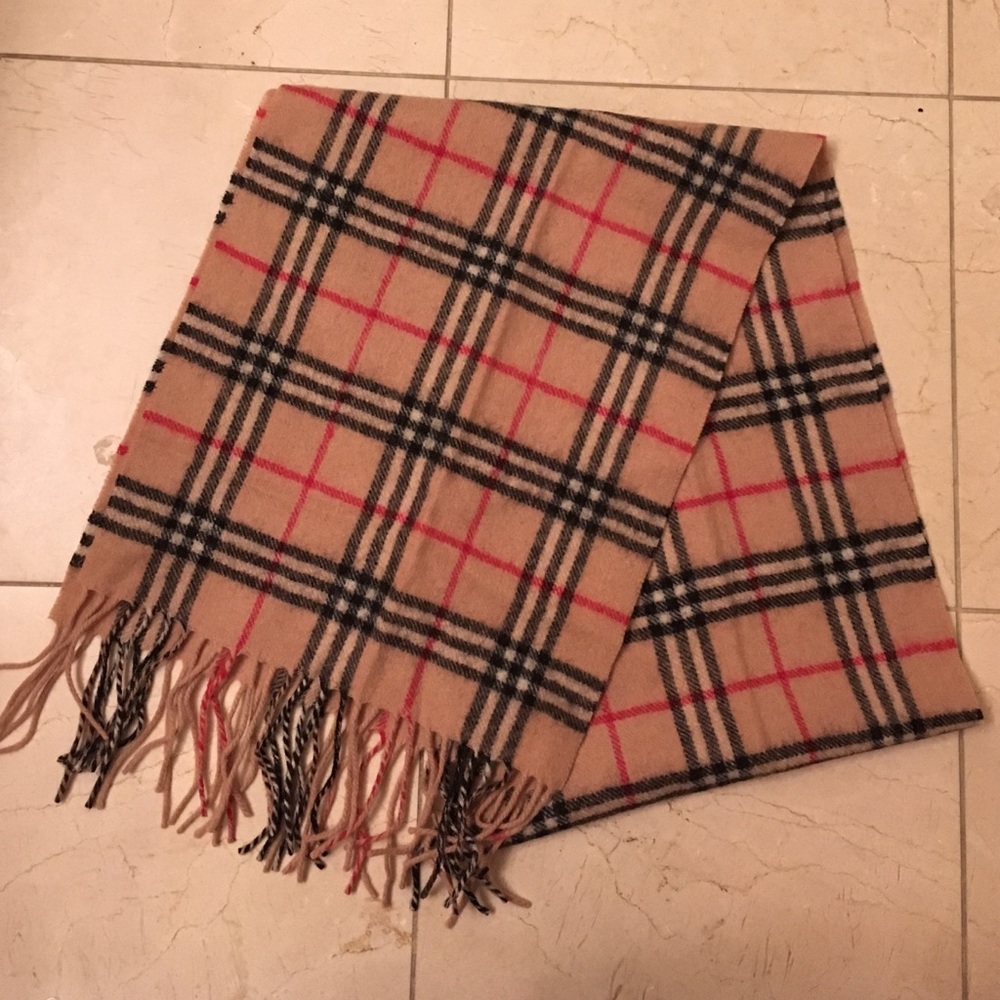 Scarf with Burberry-like pattern