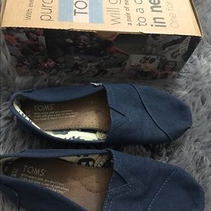 Classic navy blue toms