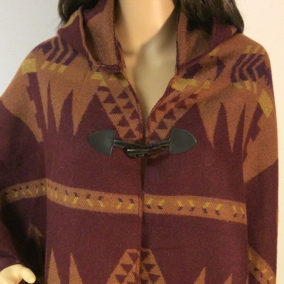 🎉HOST PICK🎉GORGEOUS AZTEC PRINT HOODED PONCHO - Picture 2 of 4