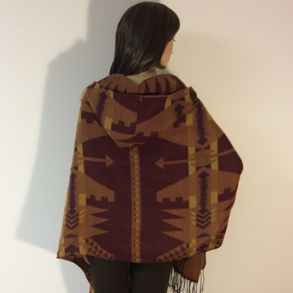 🎉HOST PICK🎉GORGEOUS AZTEC PRINT HOODED PONCHO - Picture 3 of 4