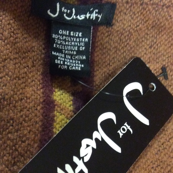 🎉HOST PICK🎉GORGEOUS AZTEC PRINT HOODED PONCHO - Picture 4 of 4