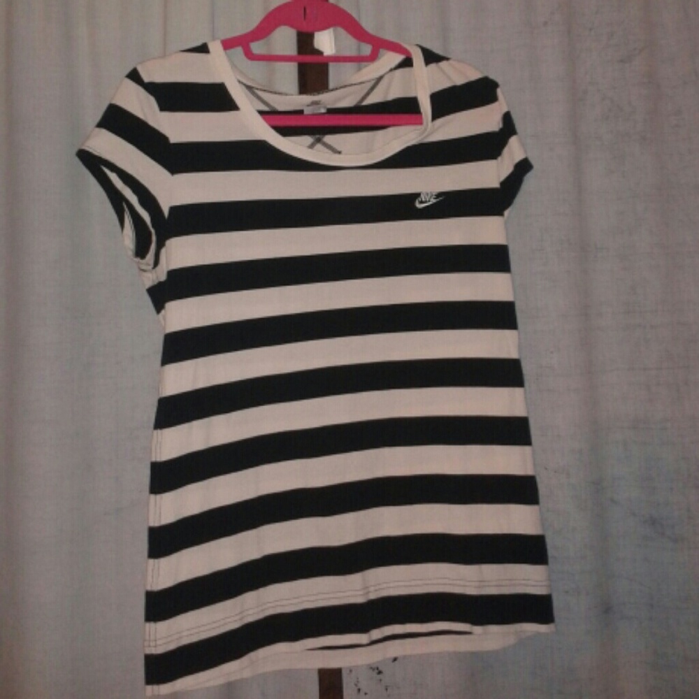 NIKE BLACK N WHITE STRIPED TSHIRT