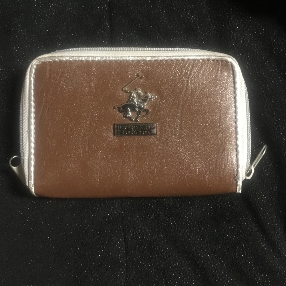 Small zip around wallet