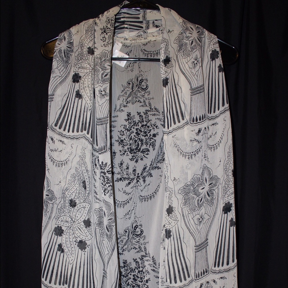 Flowy sleeveless kimono