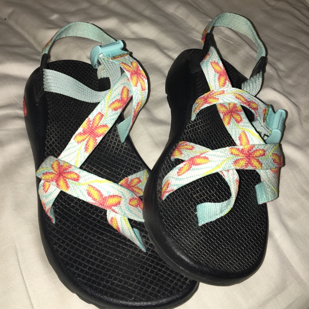 LIKE NEW ULTRAVIOLET GLOW IN THE DARK CHACOS