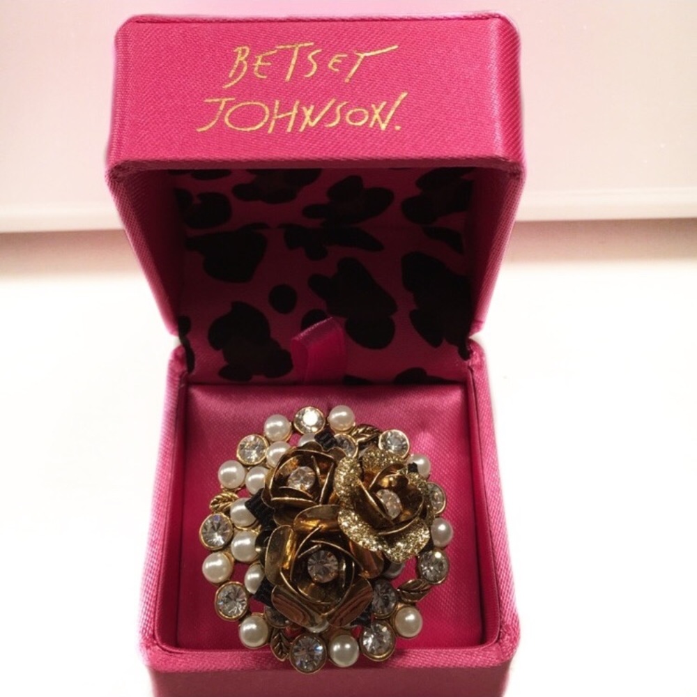 Betsey Johnson gold-tone flower stretch ring