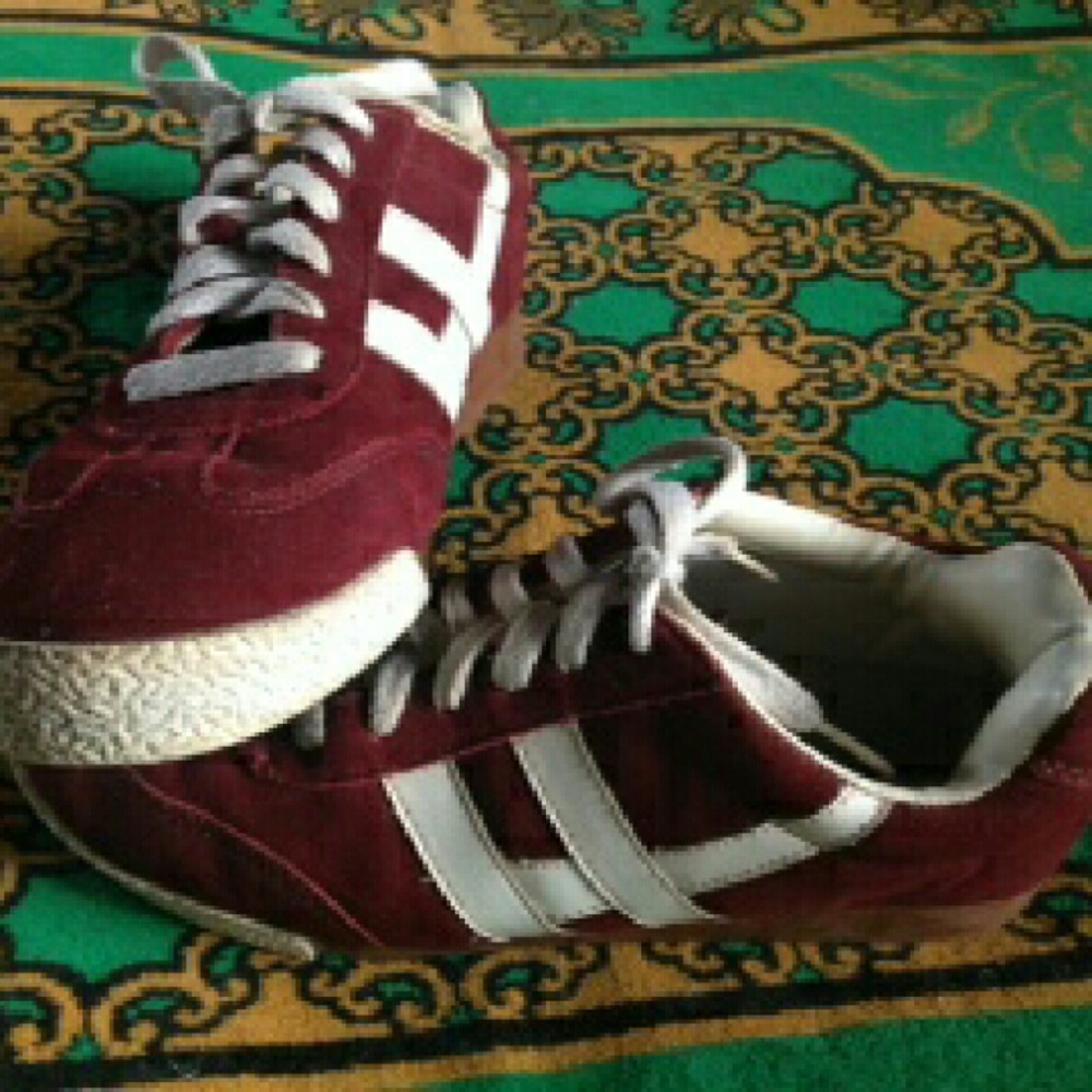 Maroon "Report" sneakers