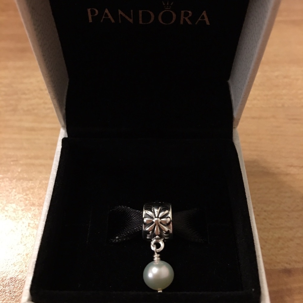 🆕 PANDORA Simple Flower, White Pearl Charm