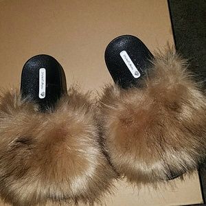 Fur slippers
