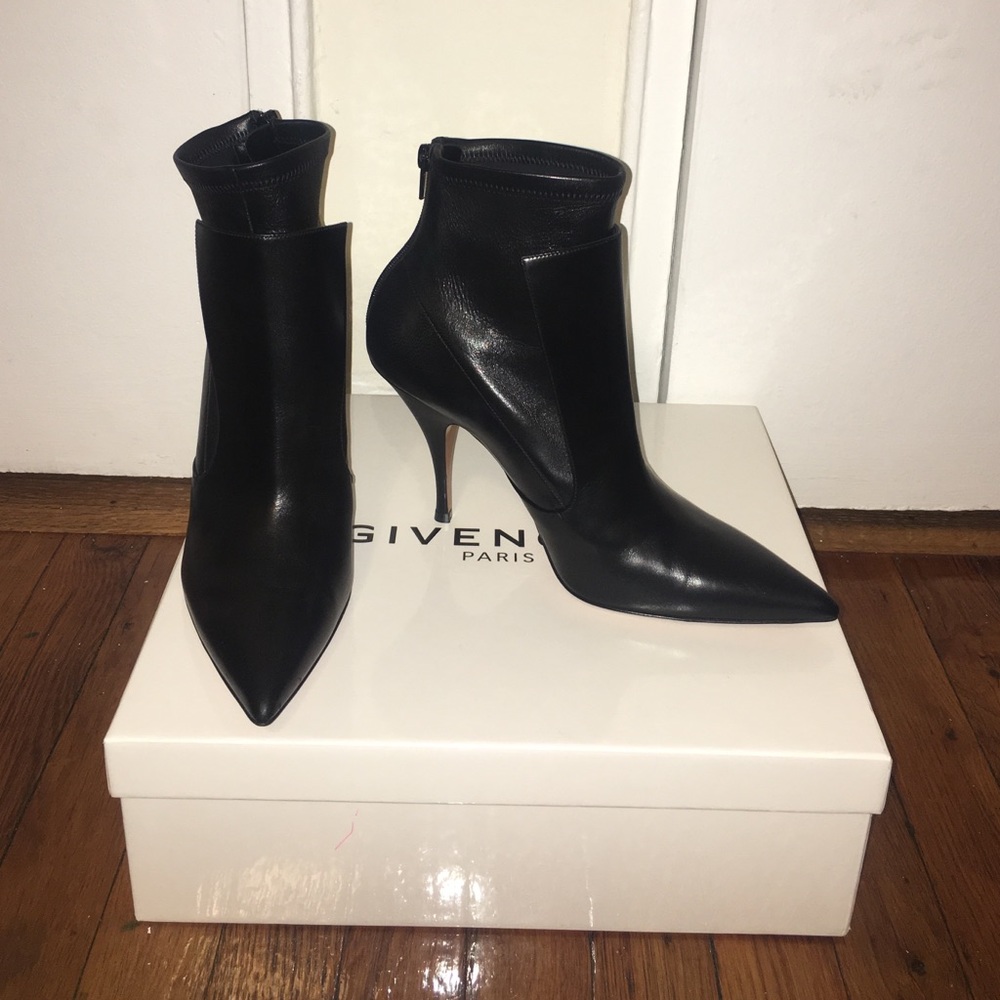 AUTHENTIC Givenchy Bottine 10 Infinity Bootie