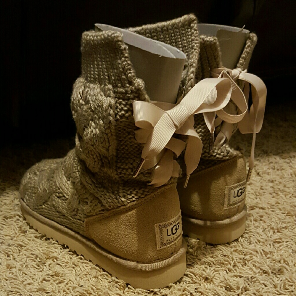 Nwt sweater bow uggs