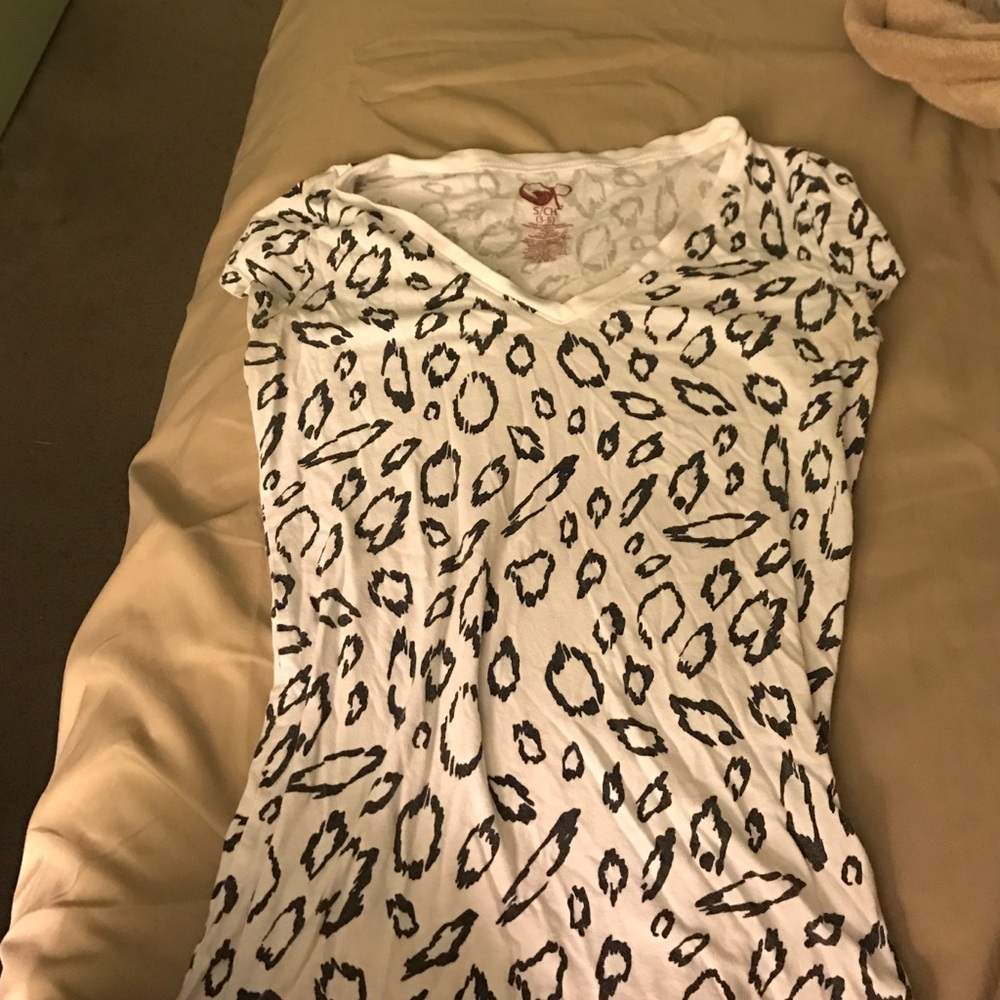 Black and white V-neck t-shirt