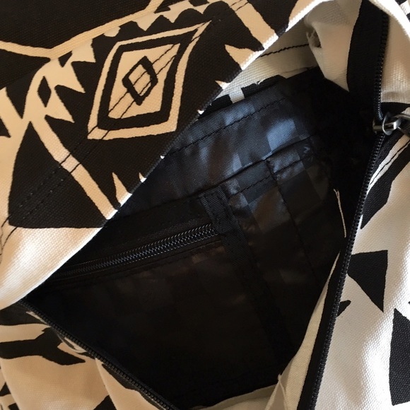 NWT 🏷 VANS FULL SIZED BACKBACK - Picture 4 of 4