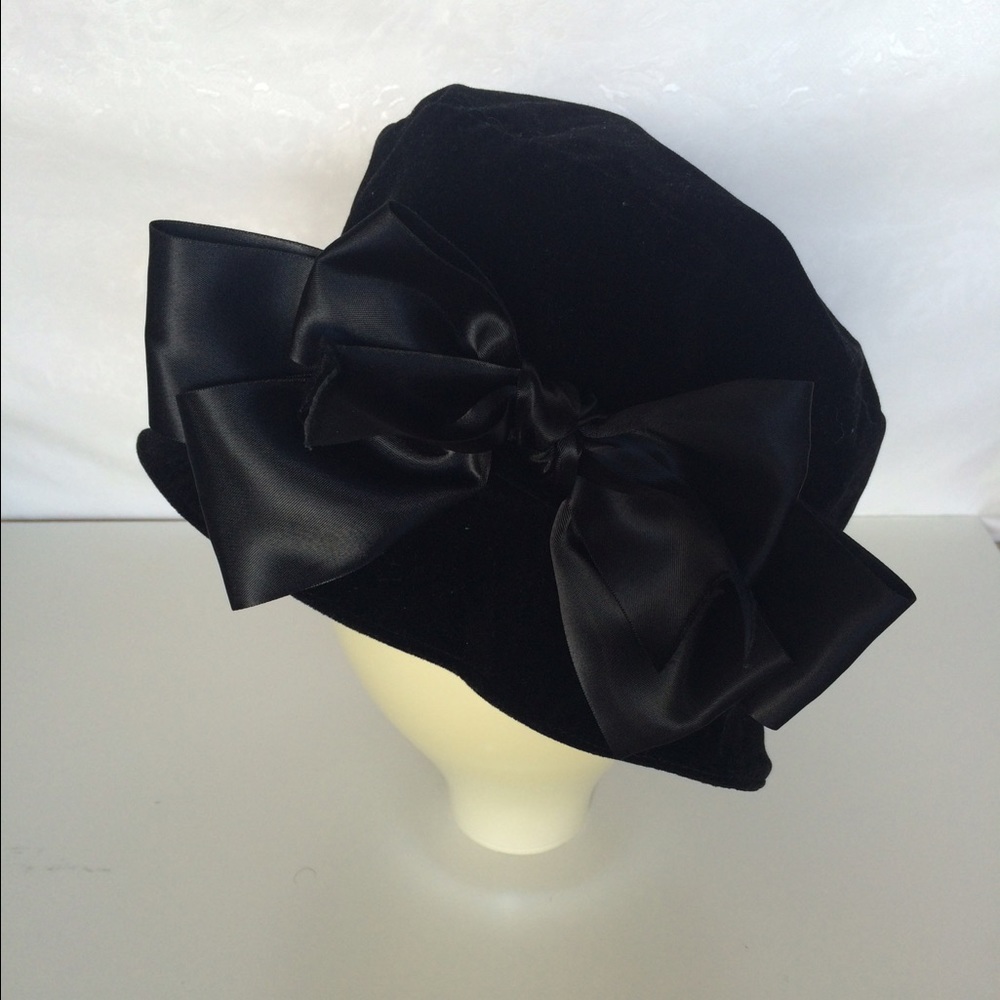 VTG black velvet cloche hat