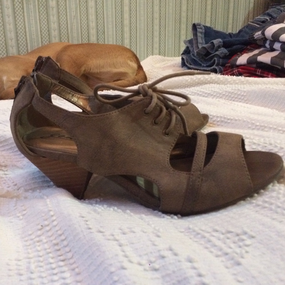 Heels - Picture 2 of 2