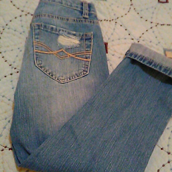 Mudd Distress Capri's - Picture 4 of 4