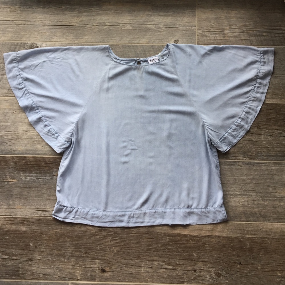 LA VI Chambray Blue Flutter Sleeve Top Size Small