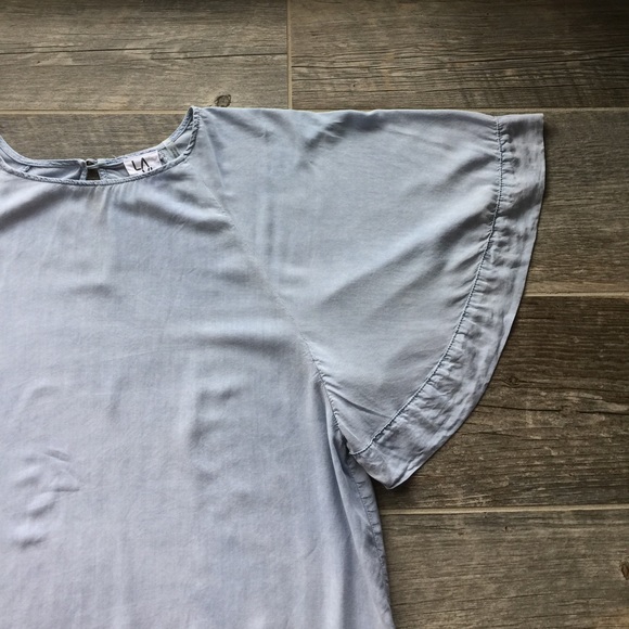 LA VI Chambray Blue Flutter Sleeve Top Size Small - Picture 2 of 4