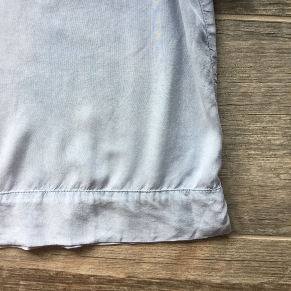 LA VI Chambray Blue Flutter Sleeve Top Size Small - Picture 3 of 4