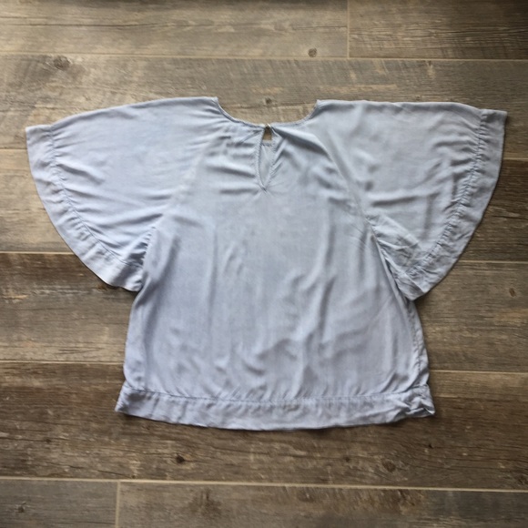 LA VI Chambray Blue Flutter Sleeve Top Size Small - Picture 4 of 4