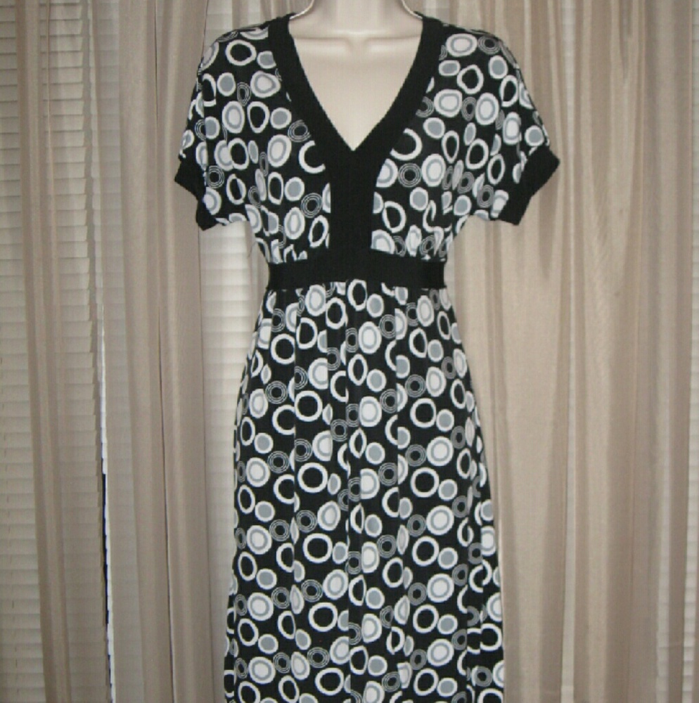 LOVE ME KISS ME Black Circled V-Neck Midi  Dress