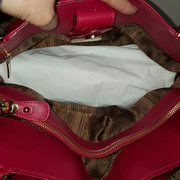 💕 Beautiful Red Ferragamo Handbag 💕 - Picture 4 of 4