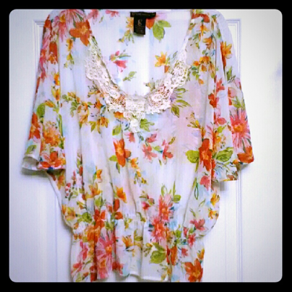 Beautiful NWO tags Floral Top Sz S to M