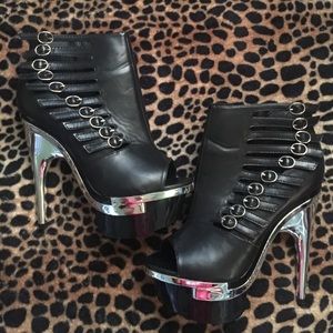 Spike heel ankle hugging black heels 👠