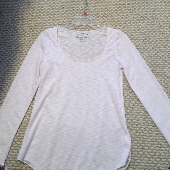 Simple white scoop neck long sleeved tee - Picture 2 of 3