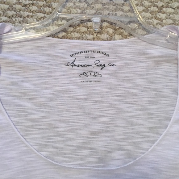 Simple white scoop neck long sleeved tee - Picture 3 of 3