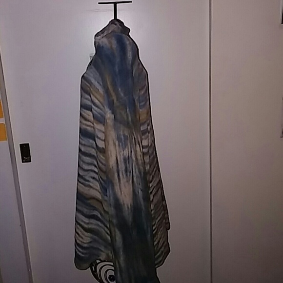 Beautiful Linen Top - Picture 2 of 4