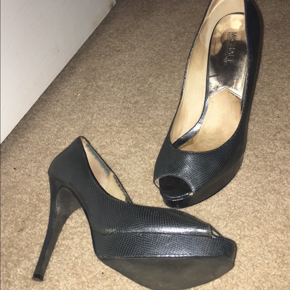 Michael Kors pewter peep toe pebbled heels size 9