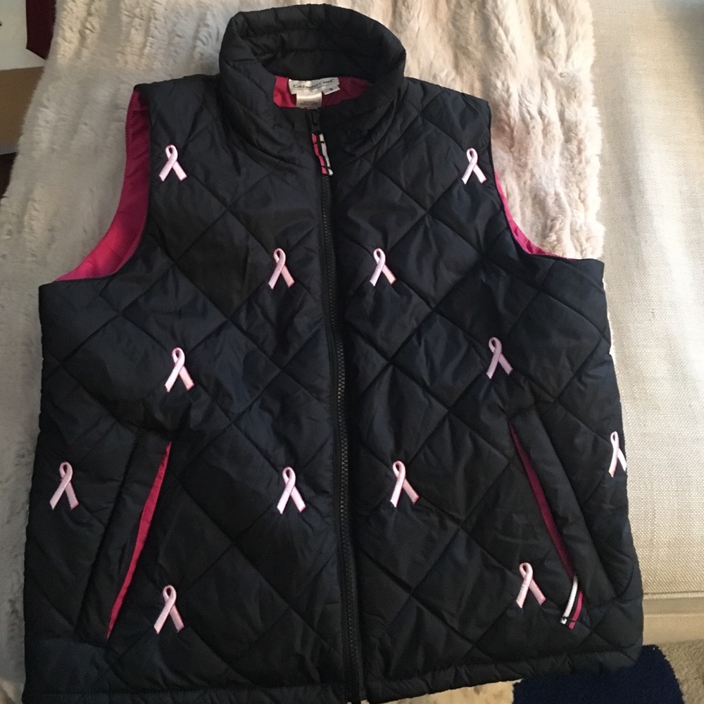 Wm's black quilted vest w embroid pink ribbon sm