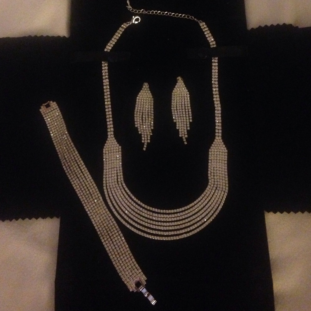 Fashion necklace, matching earrings and bracelet