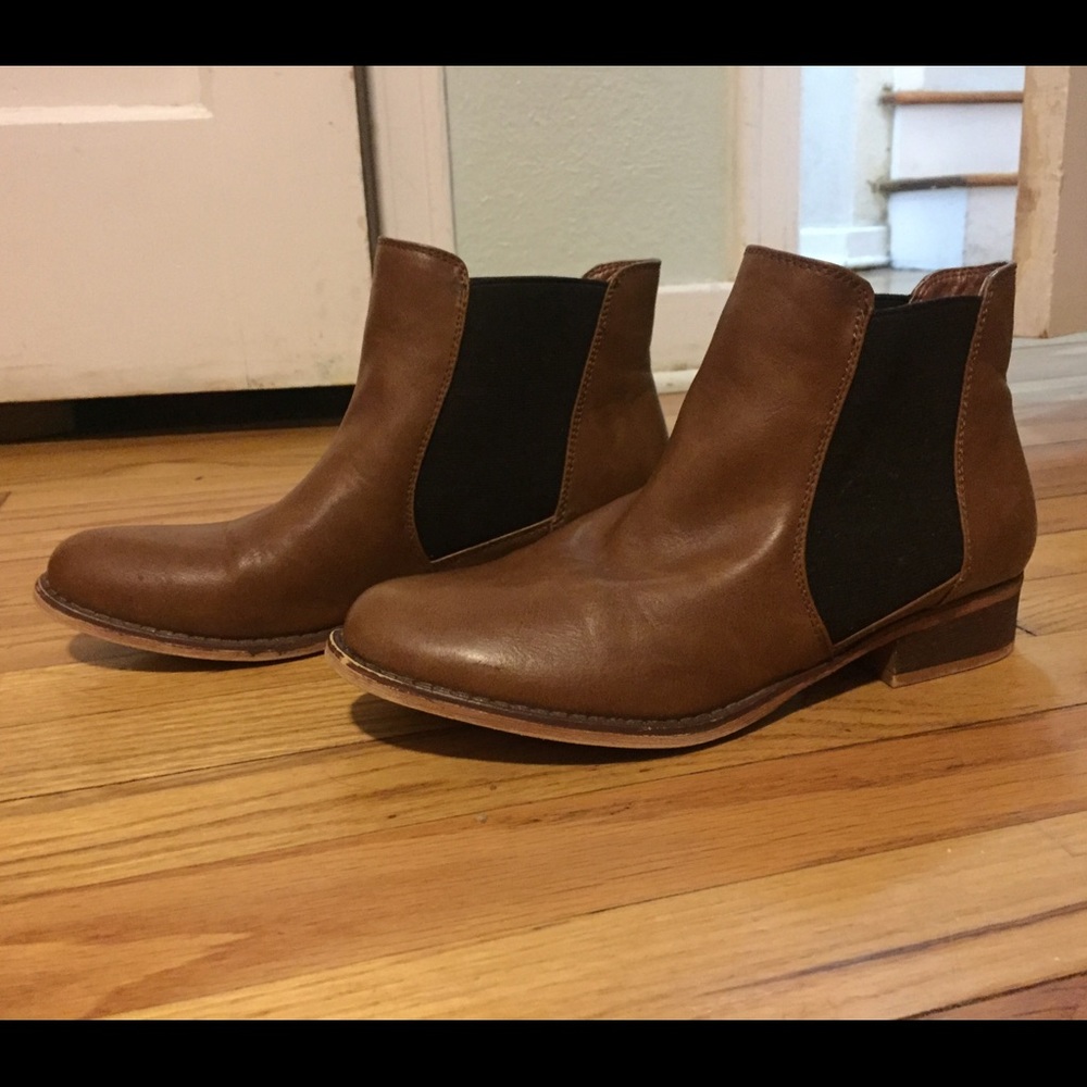 Tan leather Chelsea boots