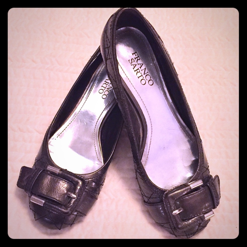 💵⬇️ Franco Sarto Grey Patent Buckle Toe Flats
