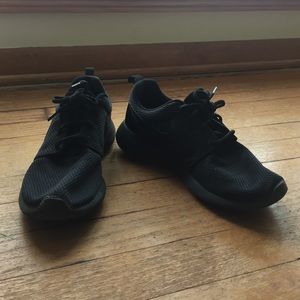 Nike Rosche Run. All Black.