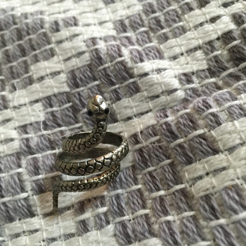Adorable wrap around snake ring!