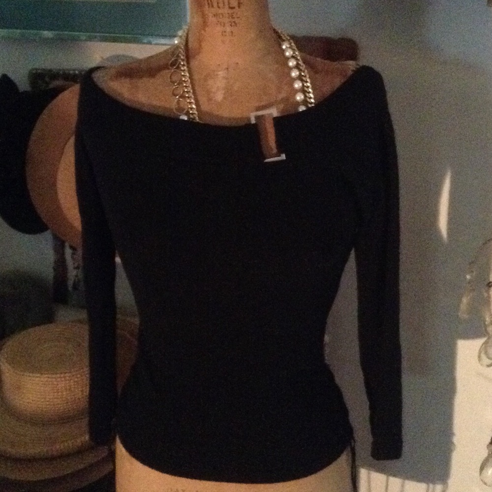 Décolleté top with buckle
