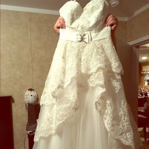 Never worn wedding dress color is ivory