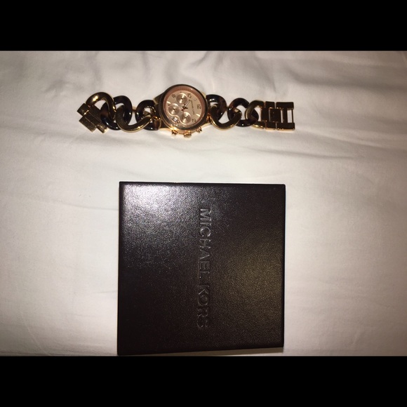 Michael Kors Tortoise and Gold Chainlink watch - Picture 4 of 4
