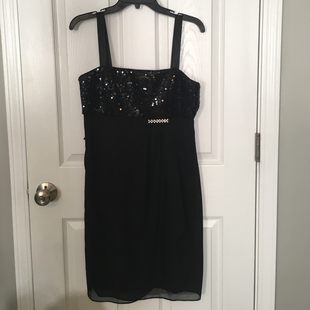 Black Sequined R&M Richards cocktail dress 10 pet.