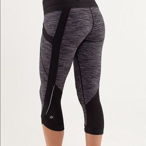 Lululemon Run: Chase Me Crops - Size 6